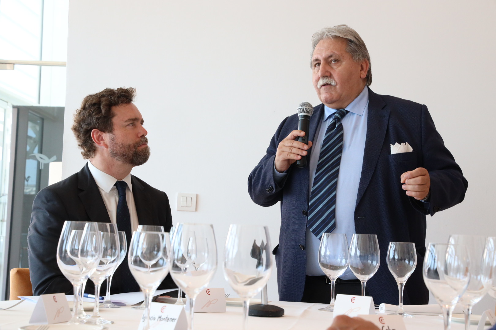 Espinosa de los Monteros mantiene un encuentro con el Club Líder