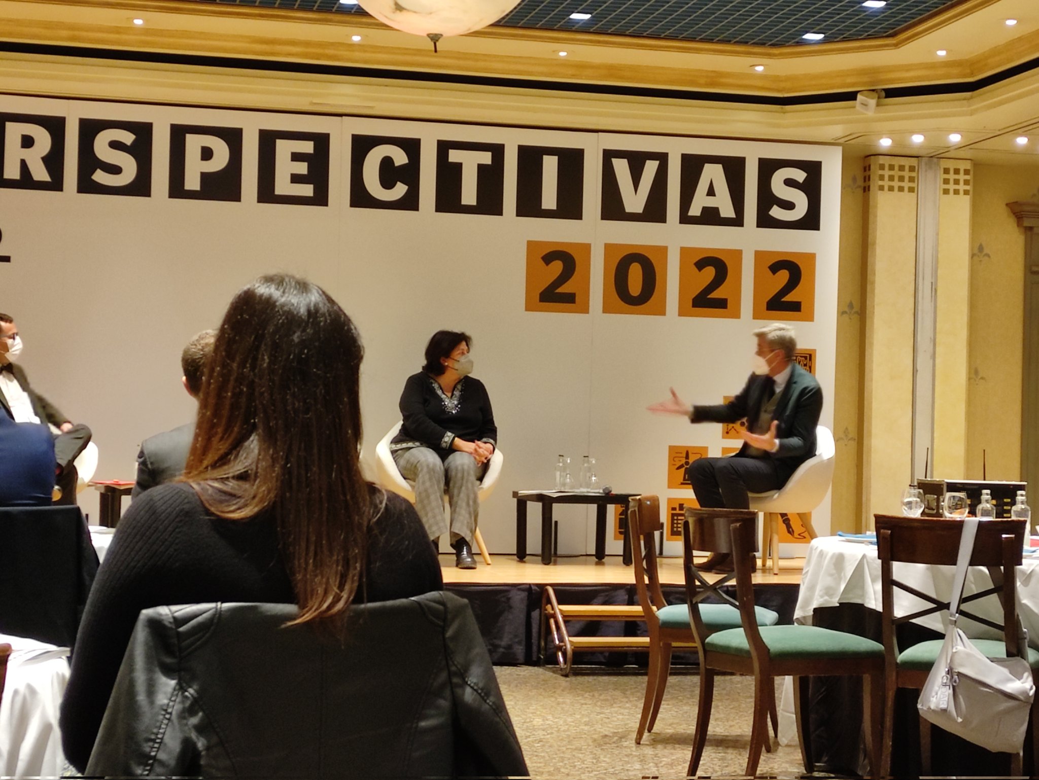 María López participa en una mesa redonda sobre perspectivas económicas