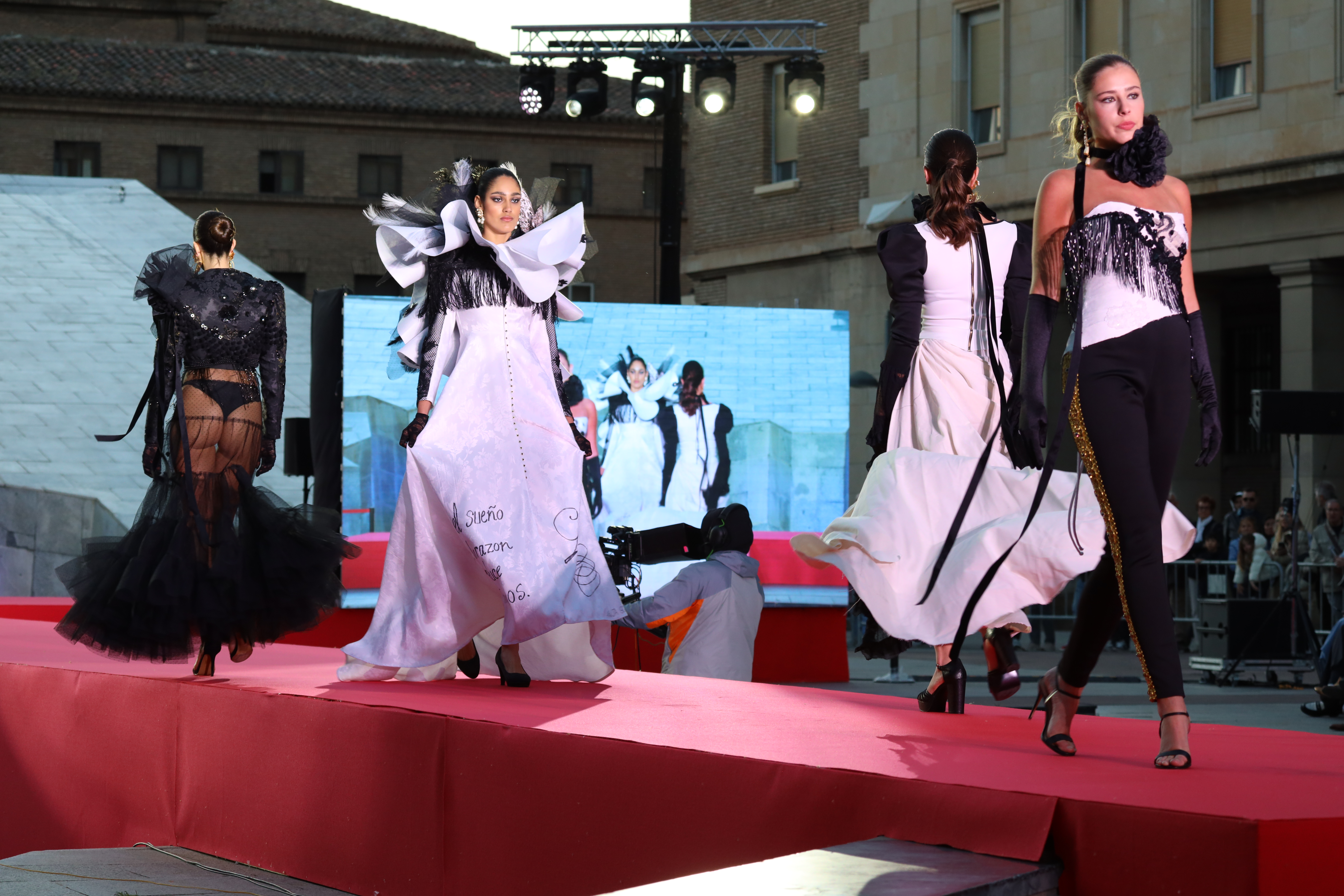 Los diseñadores Hialmar Castillo y Noelia Rodríguez, ganadores del certamen ‘Aguja Goyesca’